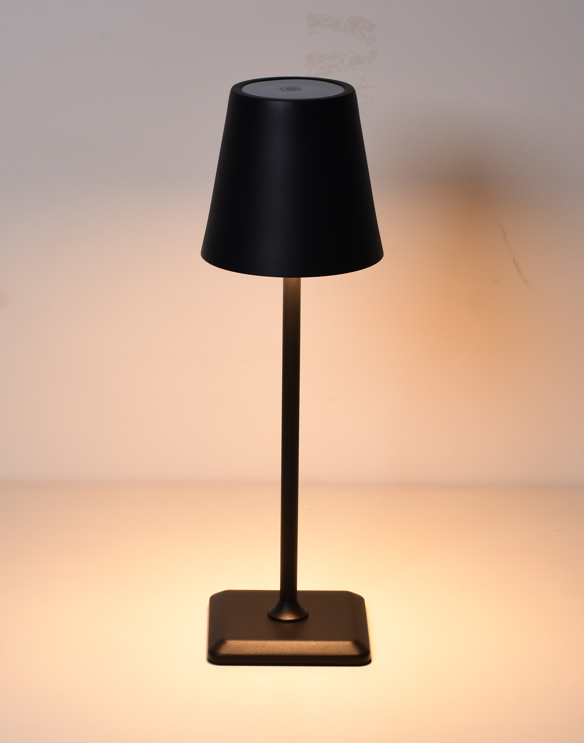 Lampada Da Tavolo LED Ricaricabile P-ONE | Portatile Con Dimmer E 3 Temperature Colore | Autonomia 24h | Per Interni/Esterni